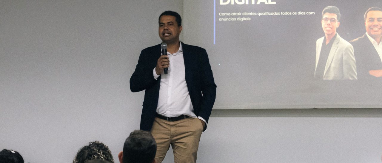 Moisés Marques apresentando mercado digital para uma turma