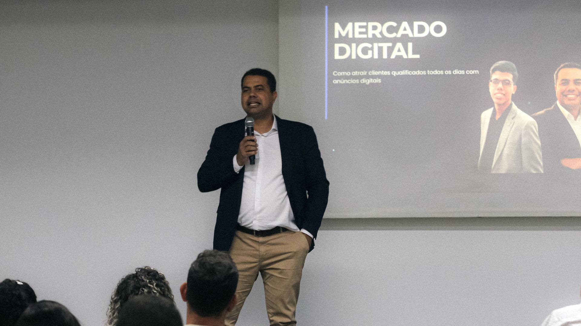 Moisés Marques apresentando mercado digital diante de uma turma